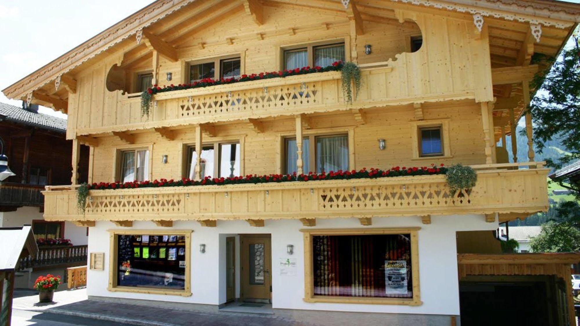 Das Gaestehaus Schneider Am Dorfplatz Алпбах Екстериор снимка