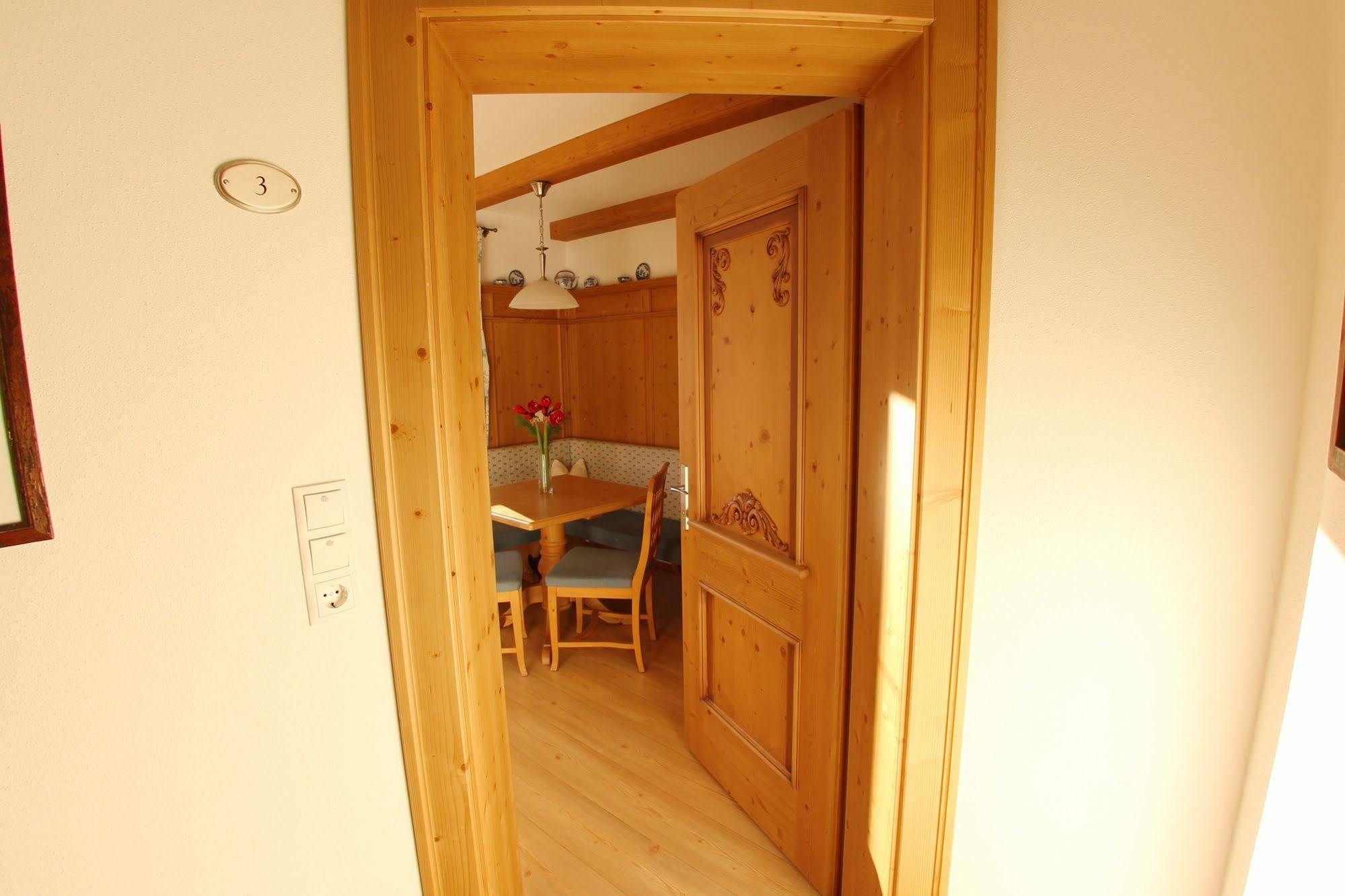 Das Gaestehaus Schneider Am Dorfplatz Алпбах Екстериор снимка