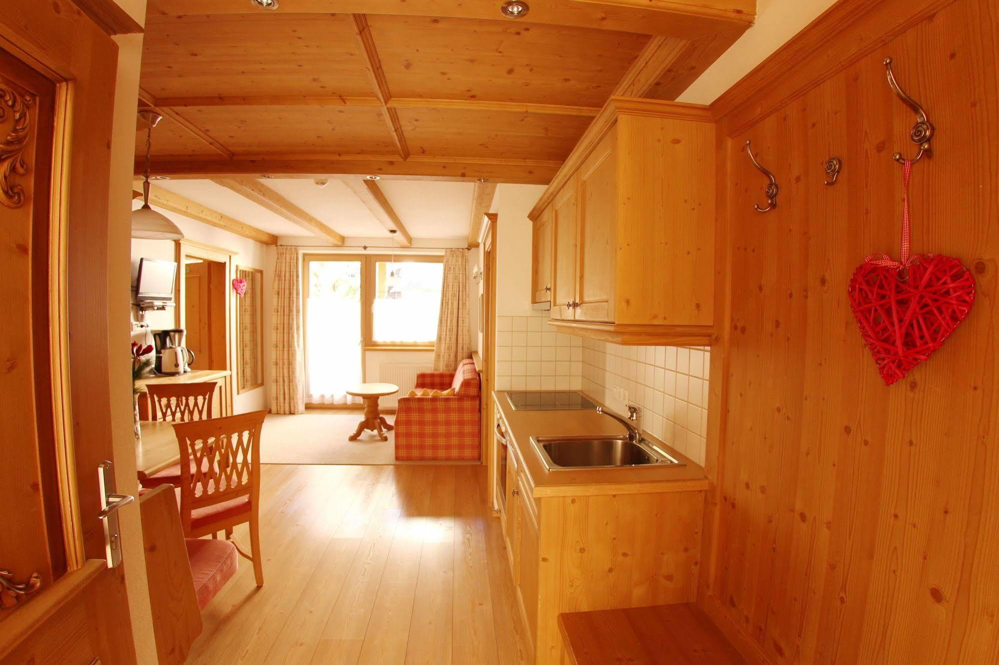 Das Gaestehaus Schneider Am Dorfplatz Алпбах Екстериор снимка