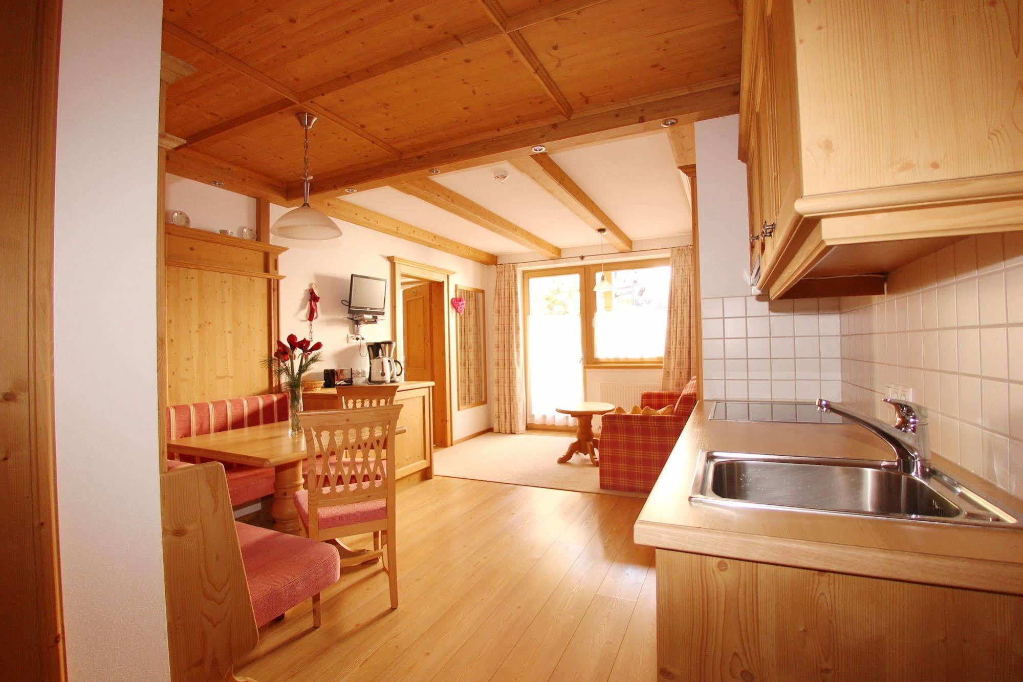 Das Gaestehaus Schneider Am Dorfplatz Алпбах Екстериор снимка