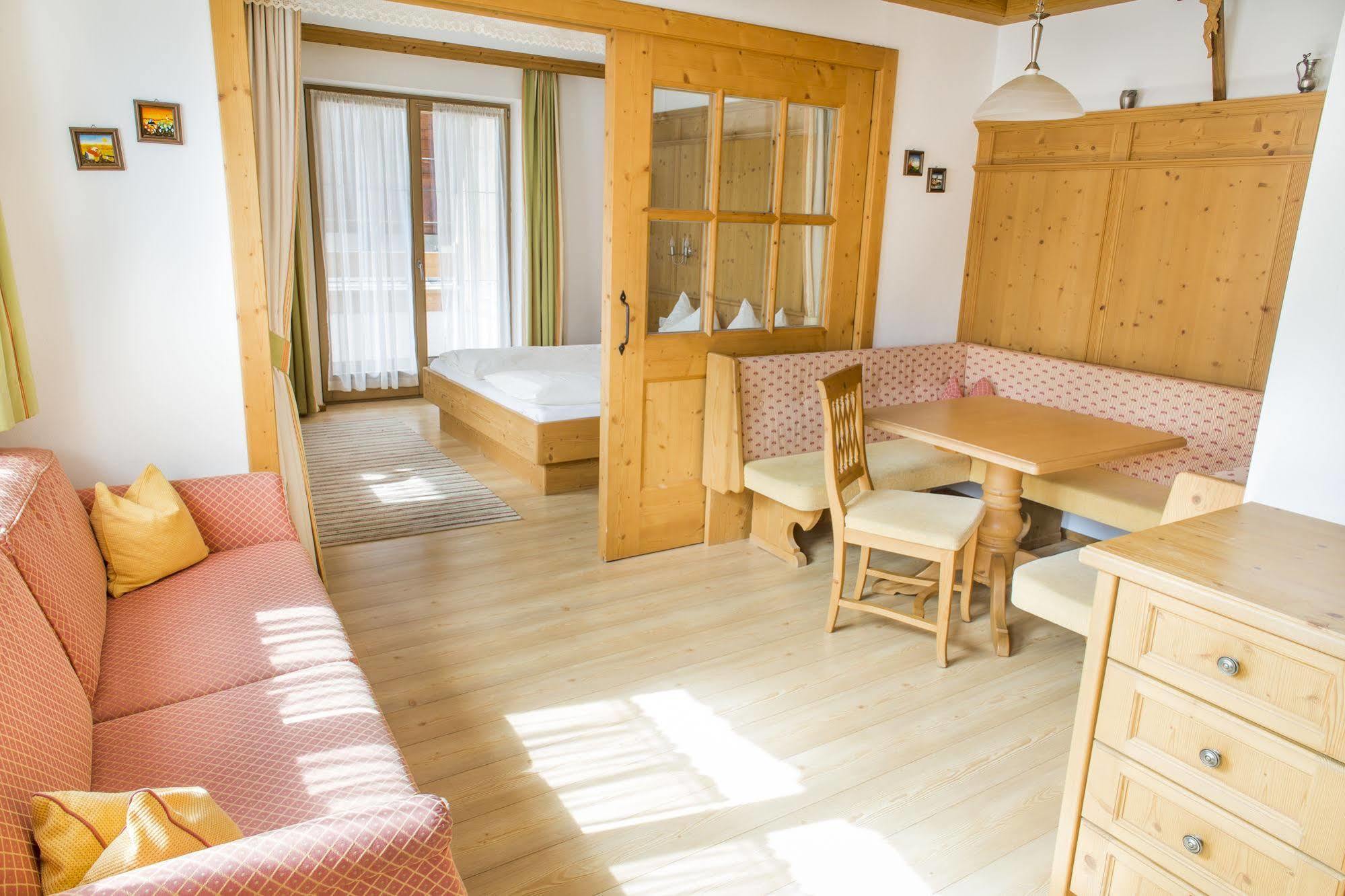 Das Gaestehaus Schneider Am Dorfplatz Алпбах Екстериор снимка