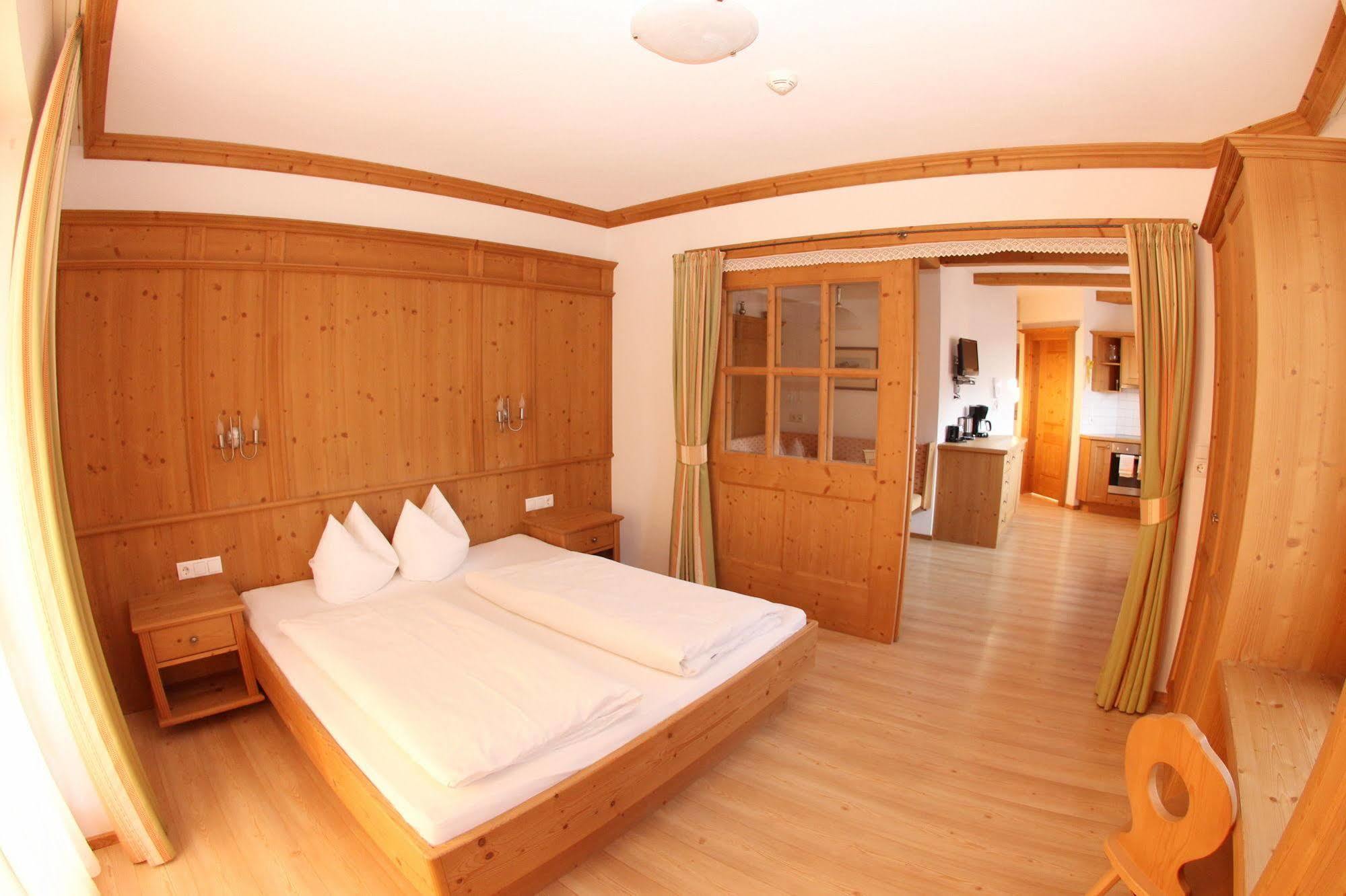 Das Gaestehaus Schneider Am Dorfplatz Алпбах Екстериор снимка