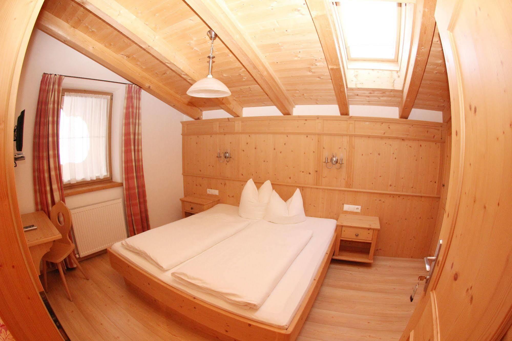 Das Gaestehaus Schneider Am Dorfplatz Алпбах Екстериор снимка