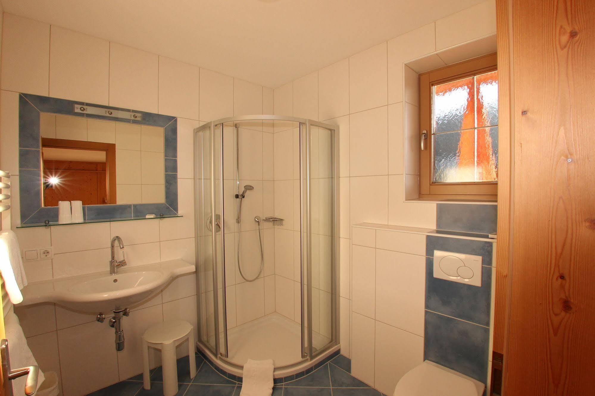 Das Gaestehaus Schneider Am Dorfplatz Алпбах Екстериор снимка