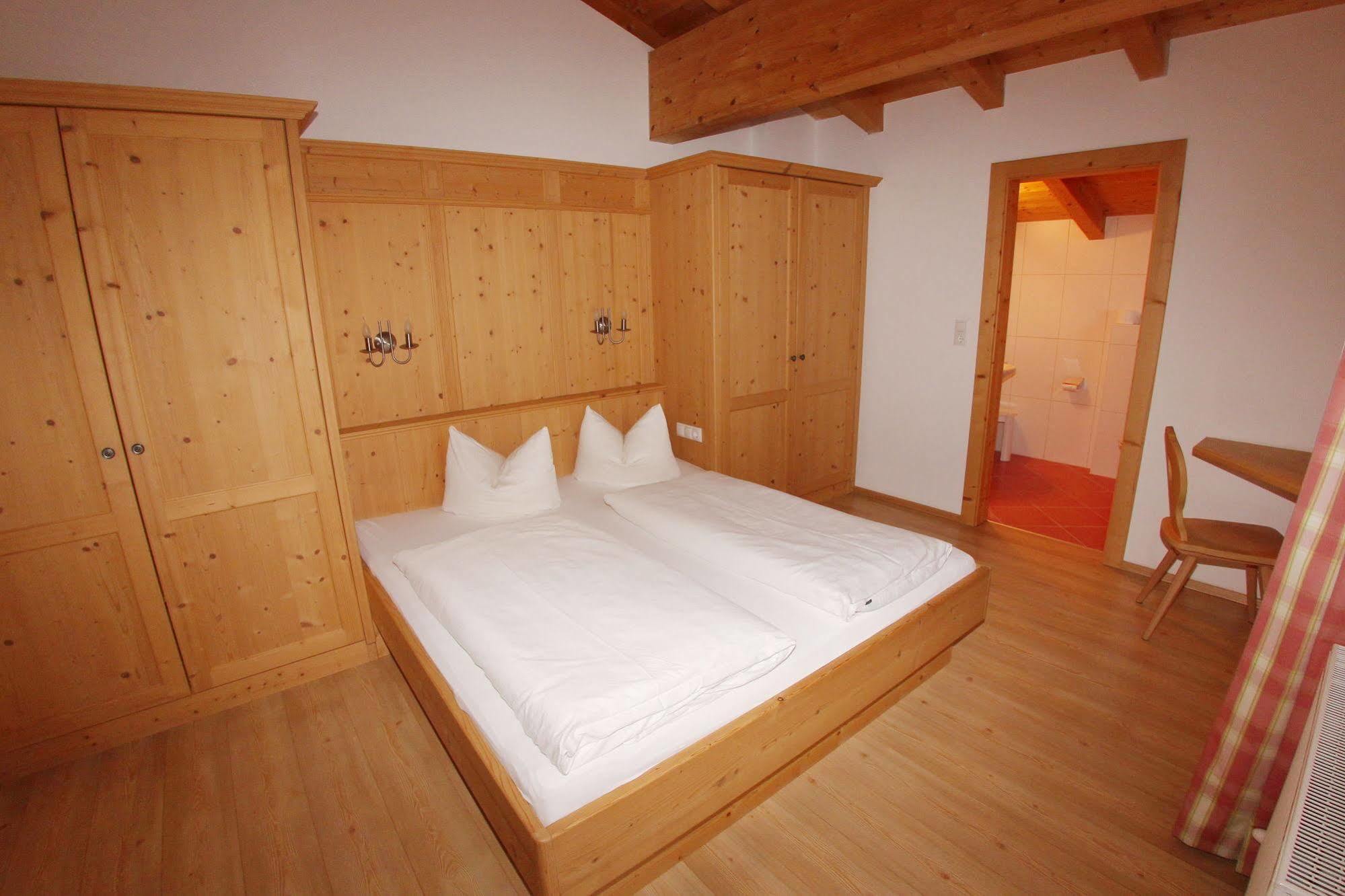Das Gaestehaus Schneider Am Dorfplatz Алпбах Екстериор снимка