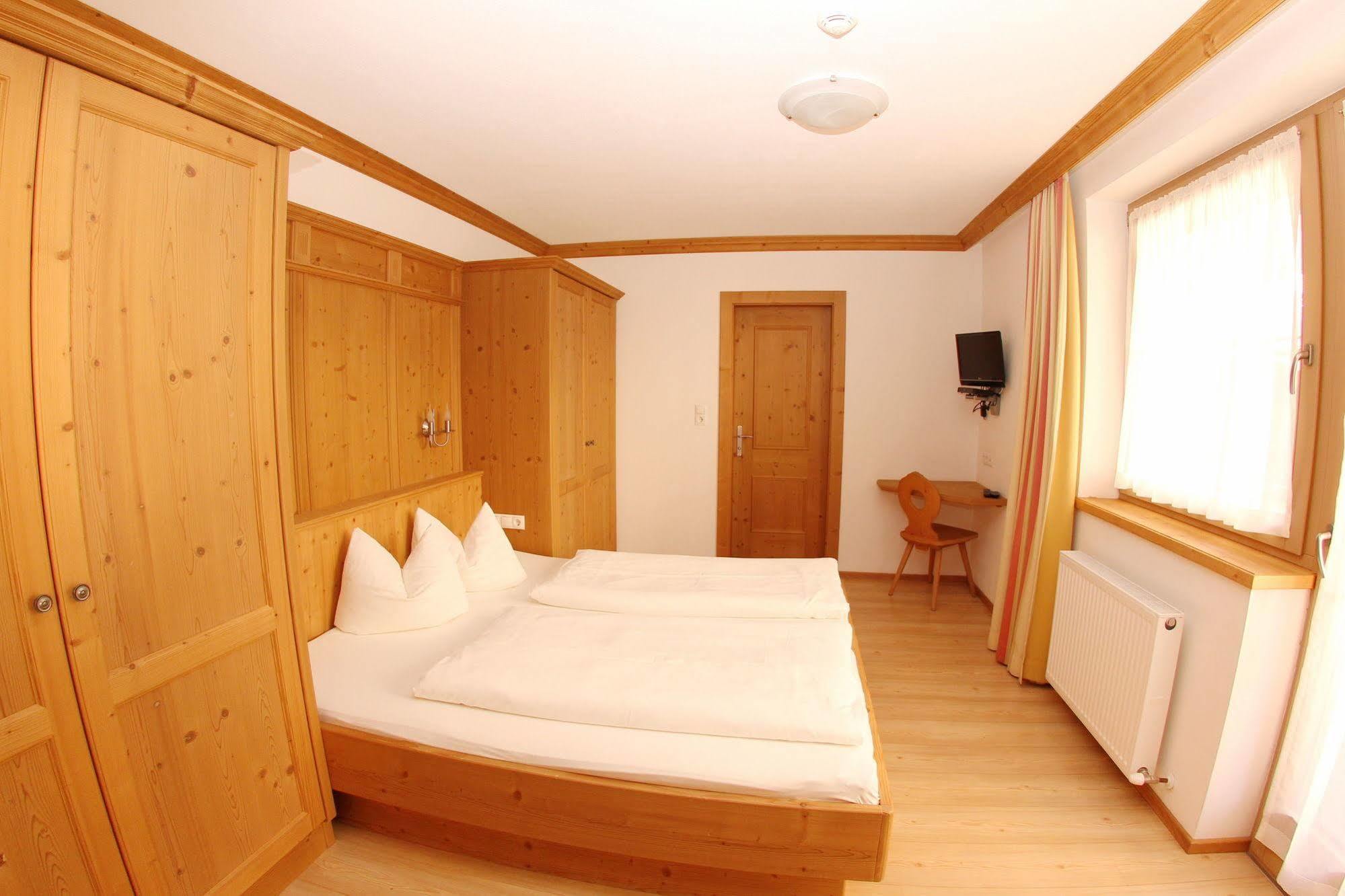 Das Gaestehaus Schneider Am Dorfplatz Алпбах Екстериор снимка